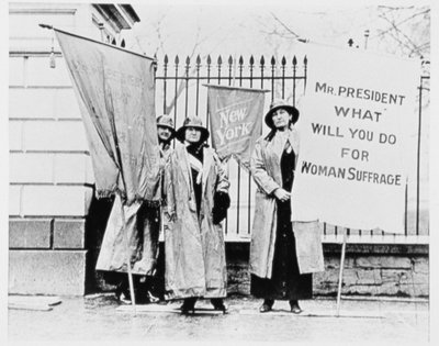 Donne con Striscioni fuori dal Cancello della Casa Bianca, Washington D.C. da American Photographer